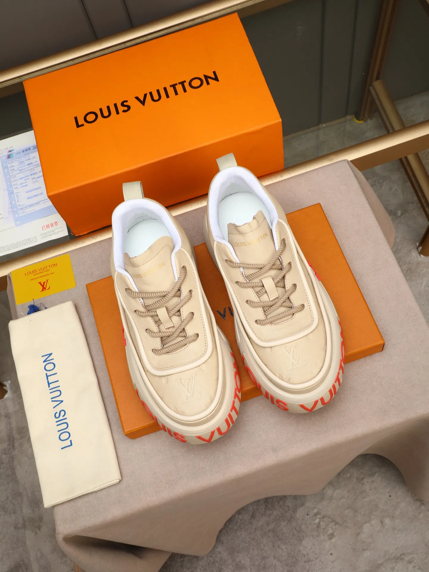 Men's men's shoes 💰560 LV are fashionable and fashionable, and the uppers are made of imported cowhide embossing! Super trendy design! It’s eye-catching! The leather is soft, delicate, shiny and translucent, showing the ultimate in pure handcraftsmanship, and the mesh is soft, comfortable and breathable! Size: 39-44 (38 45 customized)